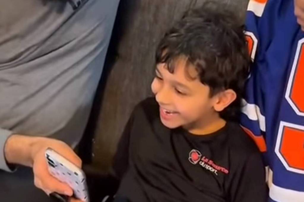 Gretzky gives Surrey boy a Team Canada jersey after ‘Canuck’ answer